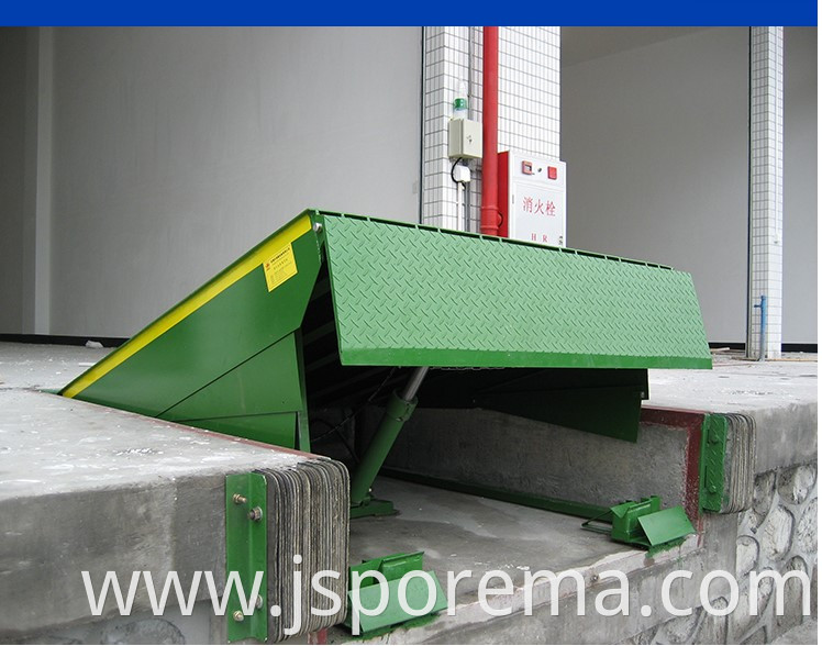 hydraulic dock leveler